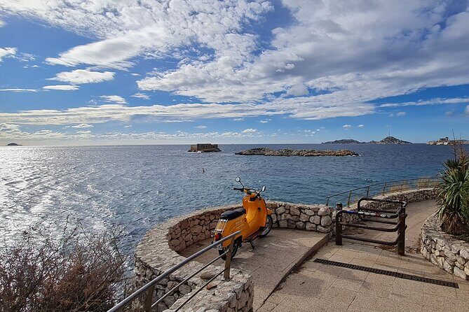 E-motorbike virtual guided tour in Marseille - MUCEM and the Cosquer museum area: modern Marseille at the waterline