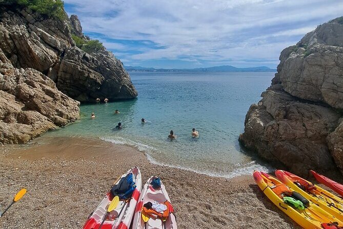 Guided kayak excursion in creeks - Marseille by Sea Kayak: the Blue Coast route from Estaque
