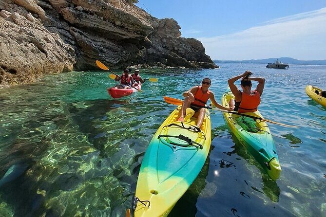 Guided kayak excursion in creeks - Swim stop in a crystal-clear cove: the reward (and the packing test)