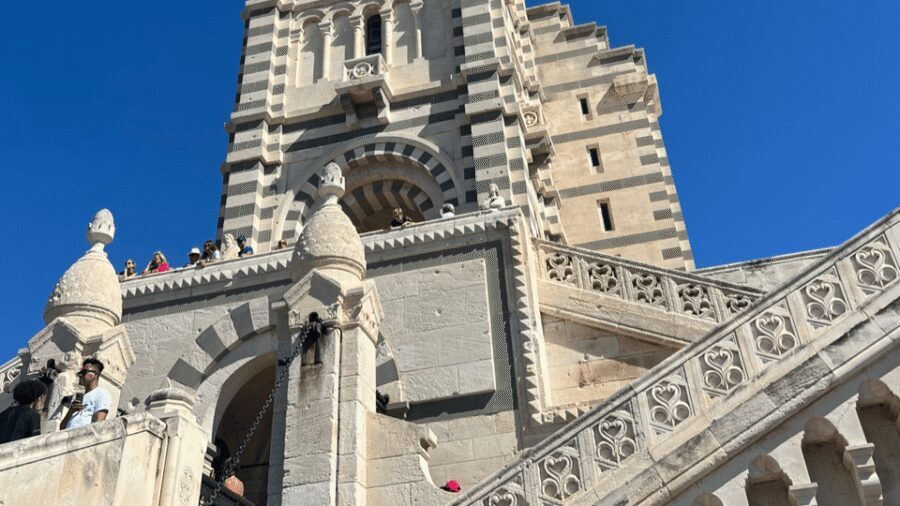 Guided tour in the heart of Marseille! - Le Panier’s oldest streets: colorful facades and guided context