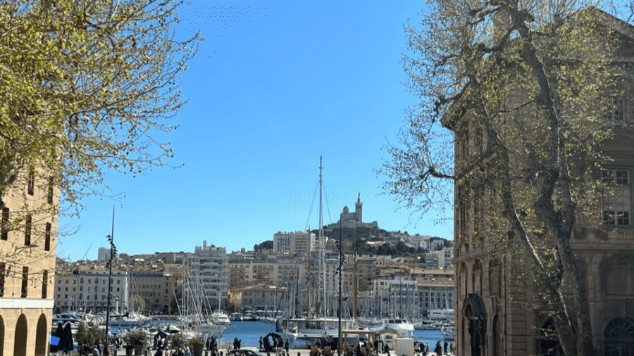Guided tour in the heart of Marseille! - Getting around: pickup from Marseille or Aix-en-Provence and a realistic time feel