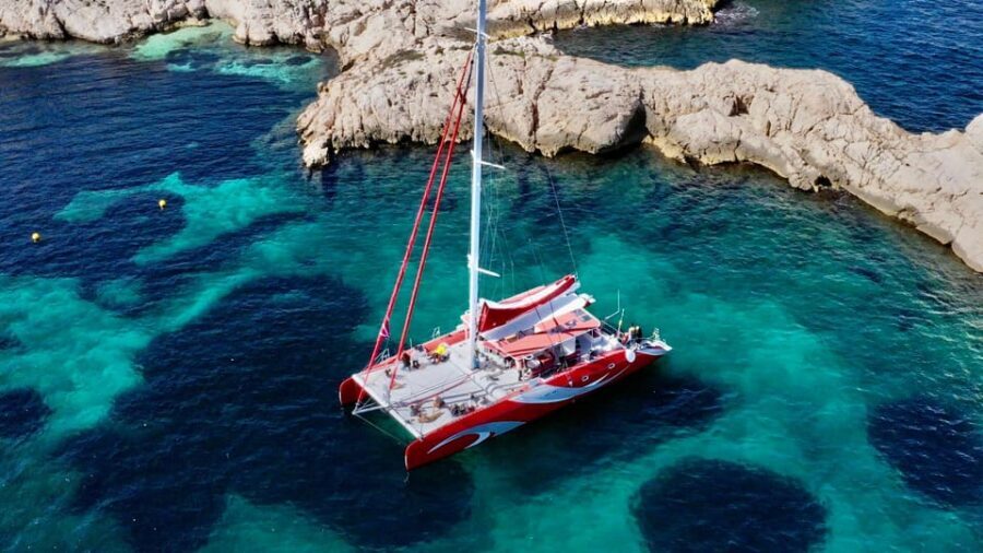 Marseille : Calanques Catamaran Cruise with Lunch & Wine - Sormiou’s dramatic cliffs: one hour for the best angles