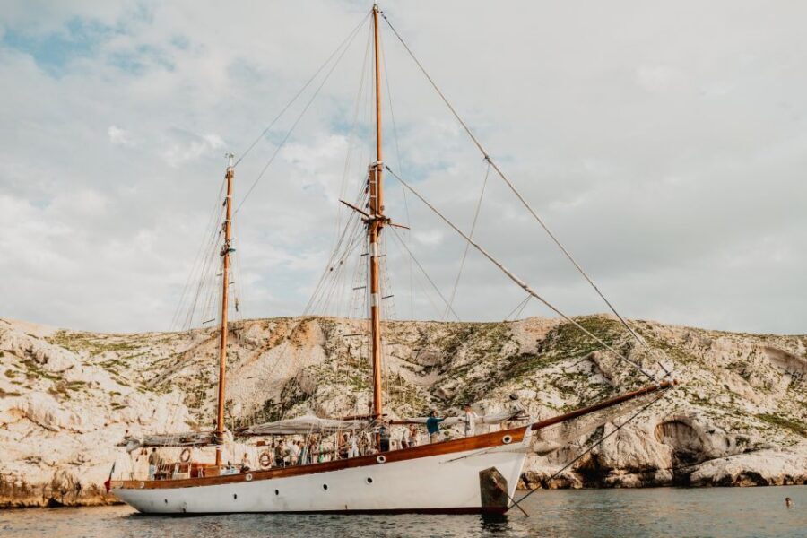 Marseille: Calanques Sailing Day Trip with Lunch and Wine - What to pack for a Calanques sea day (and what to skip)