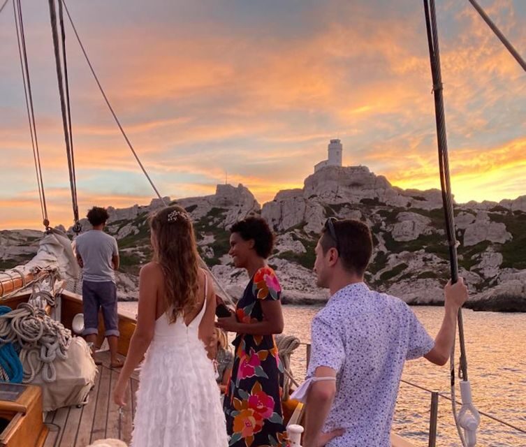 Marseille: Frioul Islands Sunset Cruise with Cocktail Dinner - The 30-minute sail: Marseille framed from the sea