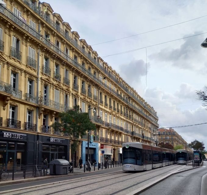 Marseille: Le Panier District 2-hour Guided Walking Tour - Murals and graffiti that become stories, not clutter