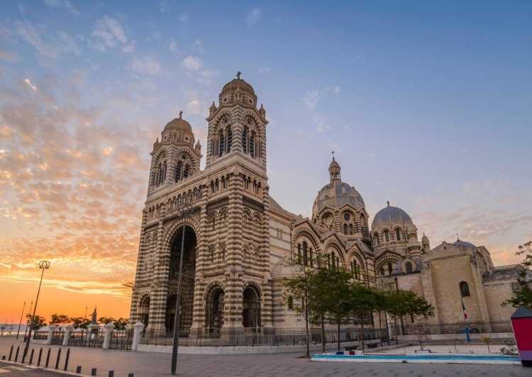 Marseille's Classics : Le Panier Guided Tour - Meeting point, pace, and how the 3.5 hours play out