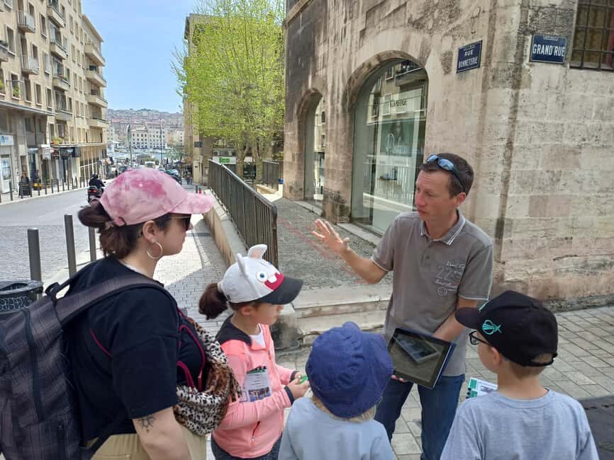 "Old Marseille" district tour and treasure hunt - Le Panier: the old Marseille neighborhood through clues, not lectures