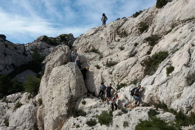 Panoramic hike on Marseille from Les Calanques - Descent through the flaws: where vigilance matters