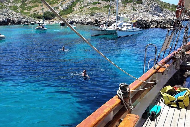 Sailing day in the heart of the Calanques - Morning at Le Vieux Port: Coffee, Fruit Juice, and Getting Oriented
