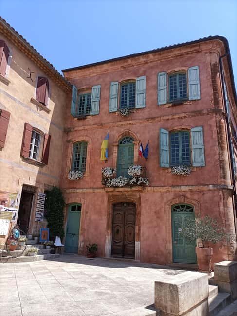 The most beautiful villages of Luberon - Lourmarin’s 1-hour free time: the easiest win for shopping and coffee
